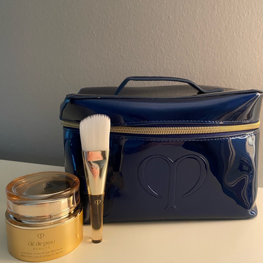 NWOT Cle De Peau Precious Gold Vitality Mask